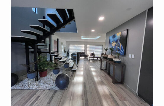 SE VENDE HERMOSA CASA CON MODERNO CONCEPTO ABIERTO COMPLETAMENTE REMODELADA