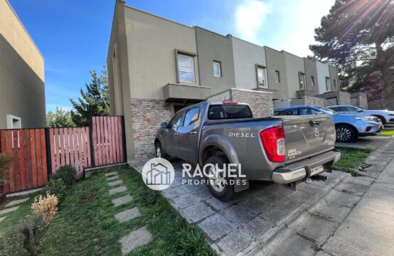 SE ARRIENDA LINDA CASA CON QUINCHO EN CONDOMINIO