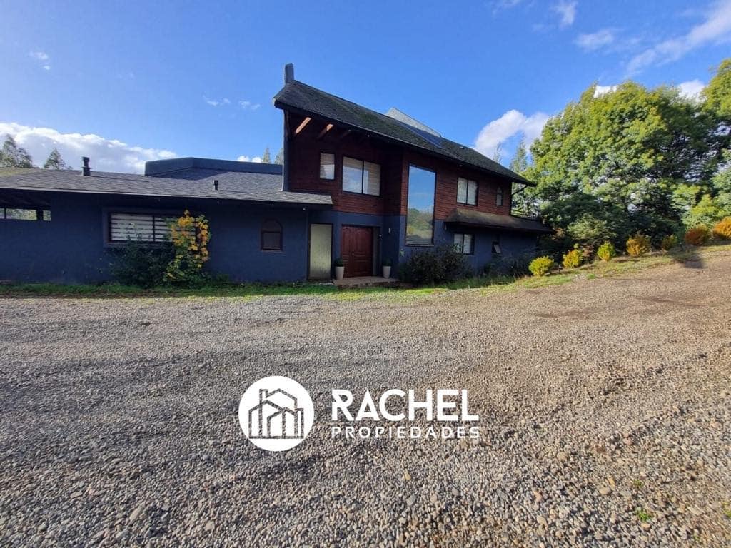 SE VENDE LINDA Y AMPLIA CASA EN CONDOMINIO EN LOMAS DE CHIVILCANTemuco