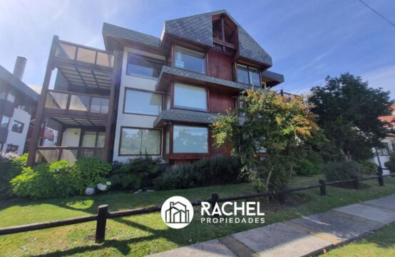 EN VENTA HERMOSO DUPLEX DE 3 DORMITORIOS AMOBLADO EN A PASOS DEL CENTRO DE PUCON