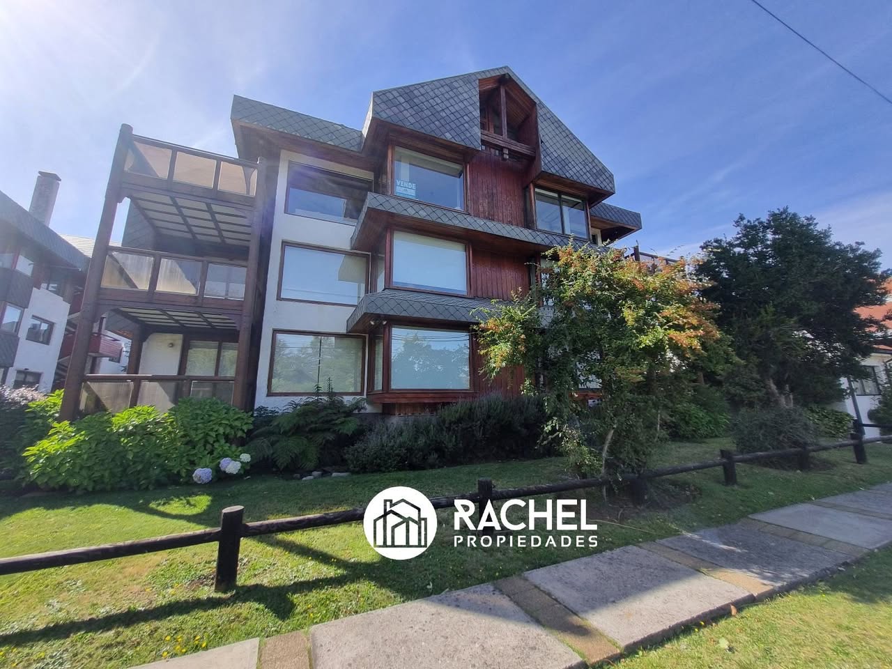 EN VENTA HERMOSO DUPLEX DE 3 DORMITORIOS AMOBLADO EN A PASOS DEL CENTRO DE PUCONPucon