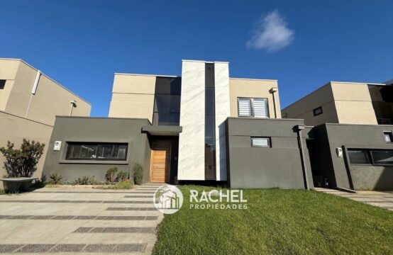 SE ARRIENDA MODERNA Y EXCLUSIVA CASA MEDITERRANEA EN CONDOMINIO