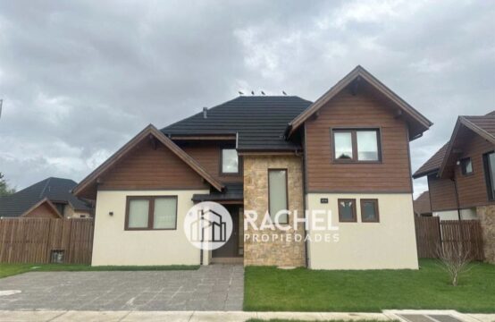 EN ARRIENDO AMPLIA CASA SEMINUEVANUEVA EN CONDOMINIO “VISTA EL GOLF”