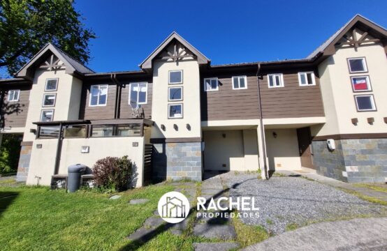 EN VENTA CASA AMOBLADA 3 DORMITORIOS EN CONDOMINIO A MINUTOS DEL CENTRO DE PUCON