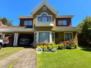 SE VENDE GRAN CASA CON QUINCHO Y PISCINA EN AVDA LOS CONQUISTADORES- Barrio InglésTemuco