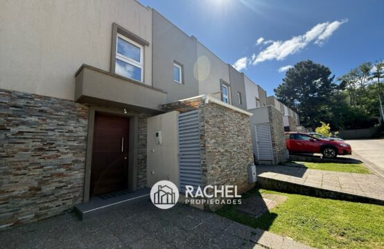 SE VENDE LINDA CASA ESTILO TOWNHOUSE EN CONDOMINIO BARRIO FRANCÉS