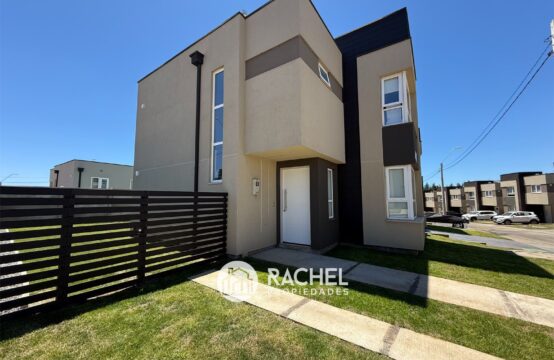 SE VENDE CASA MEDITERRÁNEA SEMINUEVA EN CONDOMINIO TERRANOVA