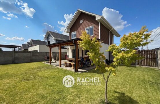 SE VENDE CASA CON 4 DORMITORIOS Y GRAN TERRENO EN CONDOMINIO