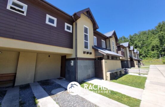 EN VENTA CASA DE 3 DORMITORIOS COMPLETAMENTE AMOBLADA EN CONDOMINIO LOS ROBLES III &#8211; PUCON.