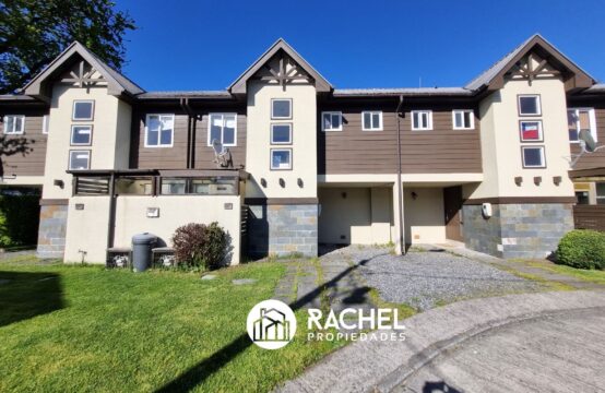 SE ARRIENDA CASA AMOBLADA 3 DORMITORIOS EN CONDOMINIO A MINUTOS DEL CENTRO DE PUCON