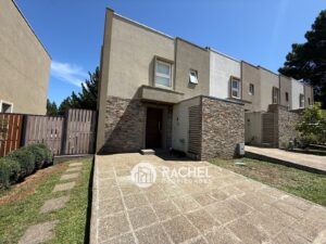 SE VENDE MODERNA CASA CON QUINCHO – Condominio VersallesTemuco