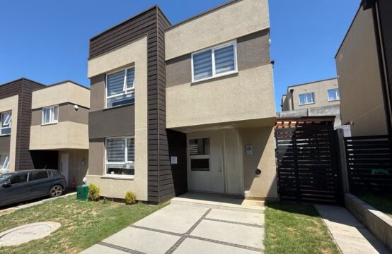 SE VENDE MODERNA CASA MEDITERRÁNEA SEMI NUEVA EN CONDOMINIO &#8211; Fundo el Carmen