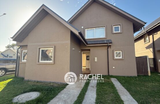 SE ARRIENDA CÓMODA CASA SEMI-NUEVA EN CONDOMINIO- Hacienda San Sebastián