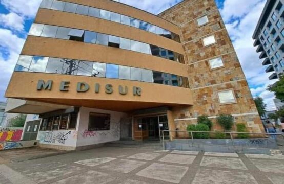 SE ARRIENDA CÓMODO BOX DE ATENCIÓN MÉDICA AMOBLADO- Edificio especialidades MEDISUR